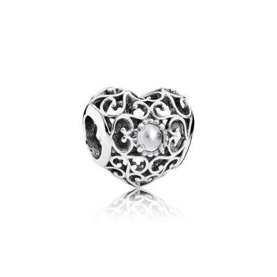 Pandora April Signature Heart, Rock Crystal